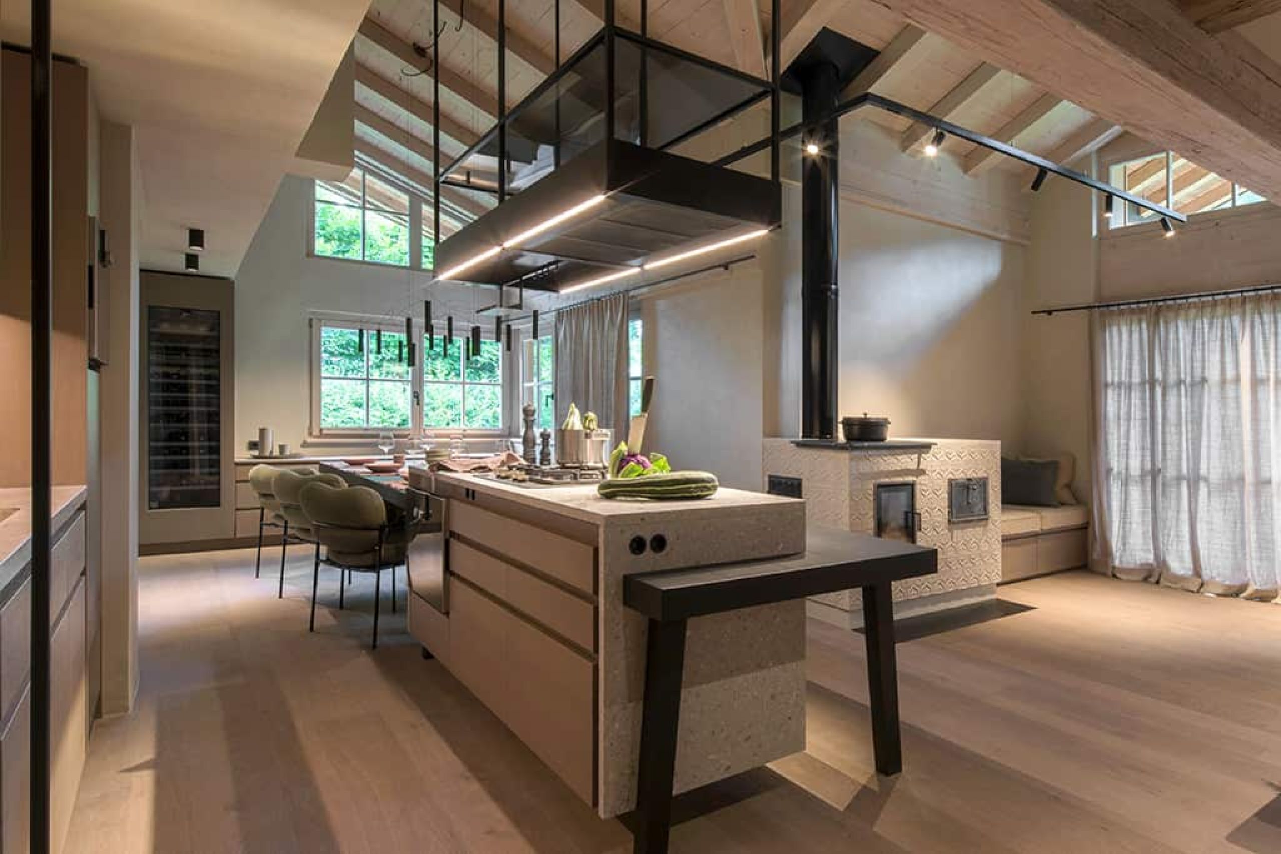 Moderner Kachelofen Sommerhuber als Kochkamin